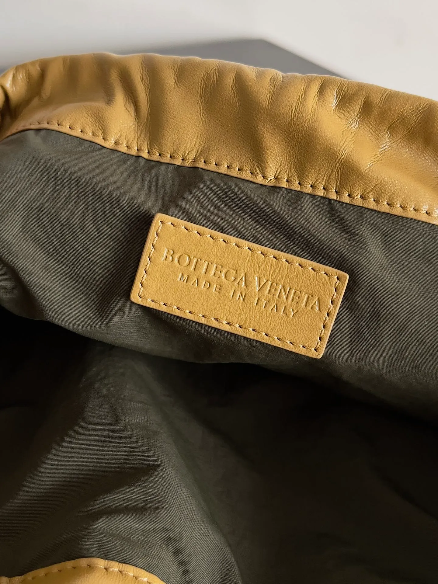 Batch 1560 Armpit bags have become a fashionable item that every girl has in their hands in recent years🛍️. The elegant and simple style has won the love of many people of different ages. However, there is an unavoidable trouble with armpit bags, that is, the capacity is too small, and BOTTEGA VENETA’s new Dustbag Considering people's travel needs, the capacity of garbage bags has been greatly upgraded. Folding umbrellas, water cups, and girls' makeup powder and lipstick can all be accommodated. It is very light and resistant to dirt. Even if you have a lot of things when traveling, it can reduce the burden to a certain extent. The shoulder straps are buckled and can be changed at will. It can be used for hand holding or as the liner of a large bag. After the drawstring is drawn, it looks like a cloud bag. It is very suitable for concave styling when traveling in summer🙋🏻‍♀️ Style number: 796728 Size: 32*23*1cm